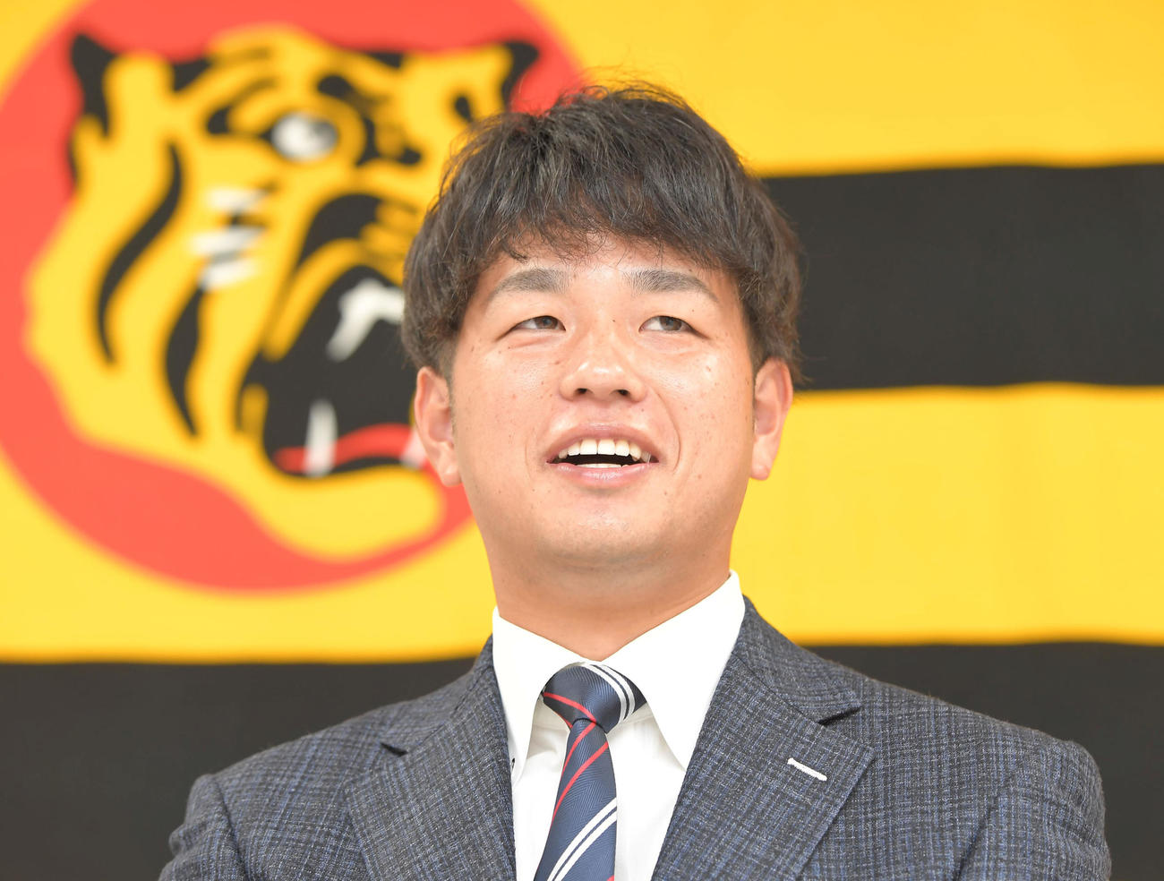 更改を終え、会見する阪神高橋（代表撮影）