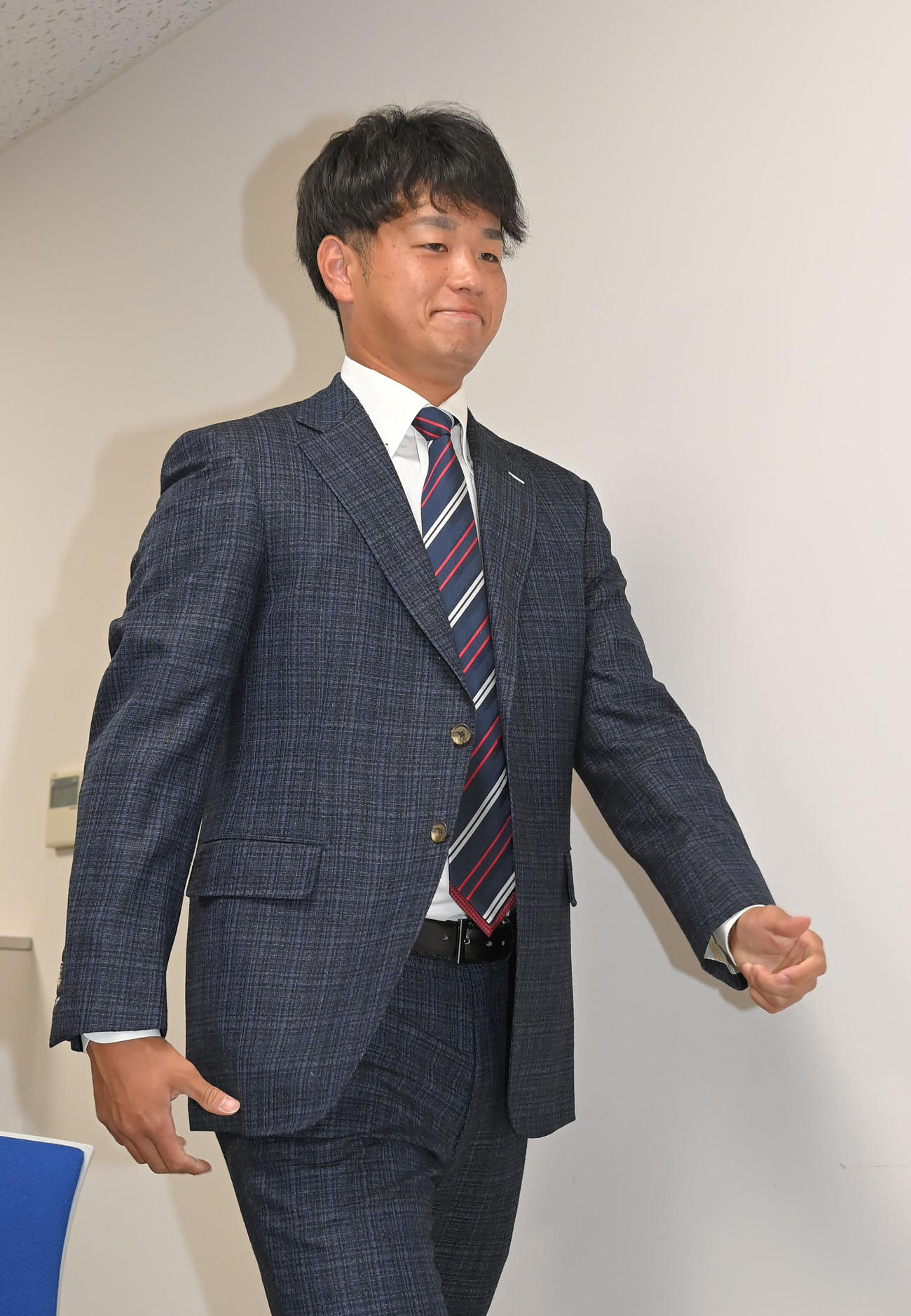契約更改交渉を終え、会見の席へと向かう阪神高橋（代表撮影）