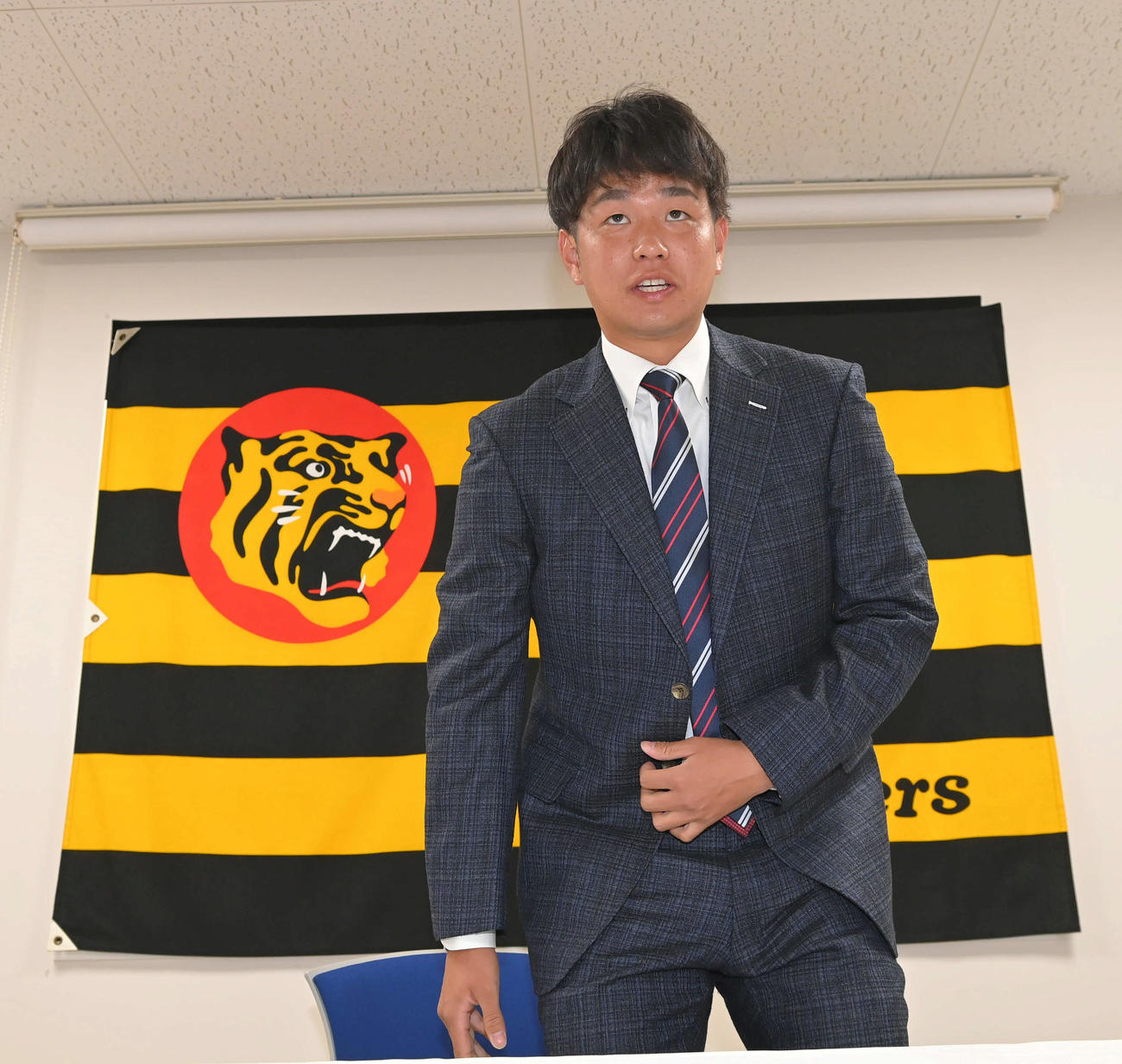 契約更改交渉を終え、会見の席に着く阪神高橋（代表撮影）