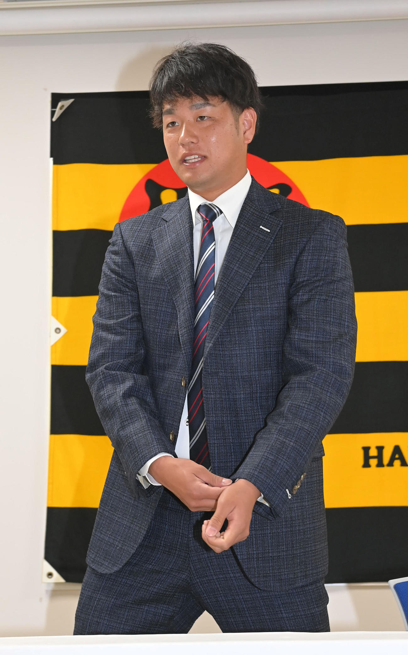 会見を終え、席を立つ阪神高橋（代表撮影）