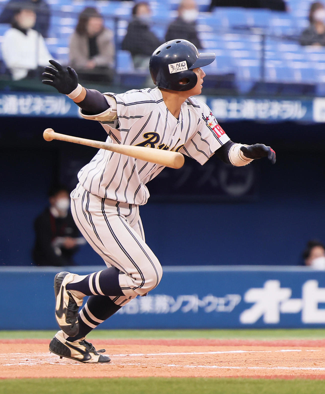 創価大対国際武道大　6回裏国際武道大1死一、二塁、桜内は2点適時二塁打を放つ（撮影・足立雅史）