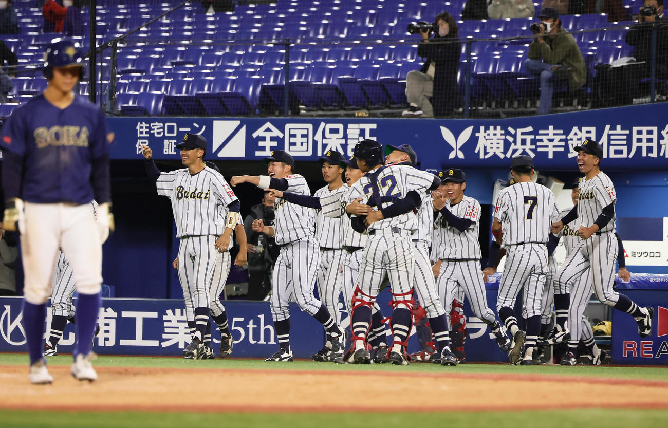 創価大対国際武道大　決勝進出を決め喜ぶ国際武道大（撮影・足立雅史）