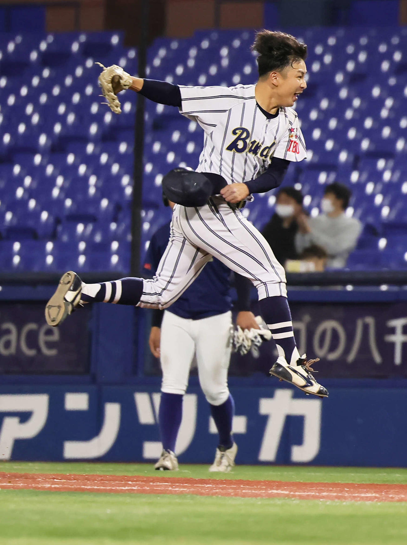 創価大対国際武道大　決勝進出を決めジャンプして喜ぶ国際武道大・板川（撮影・足立雅史）