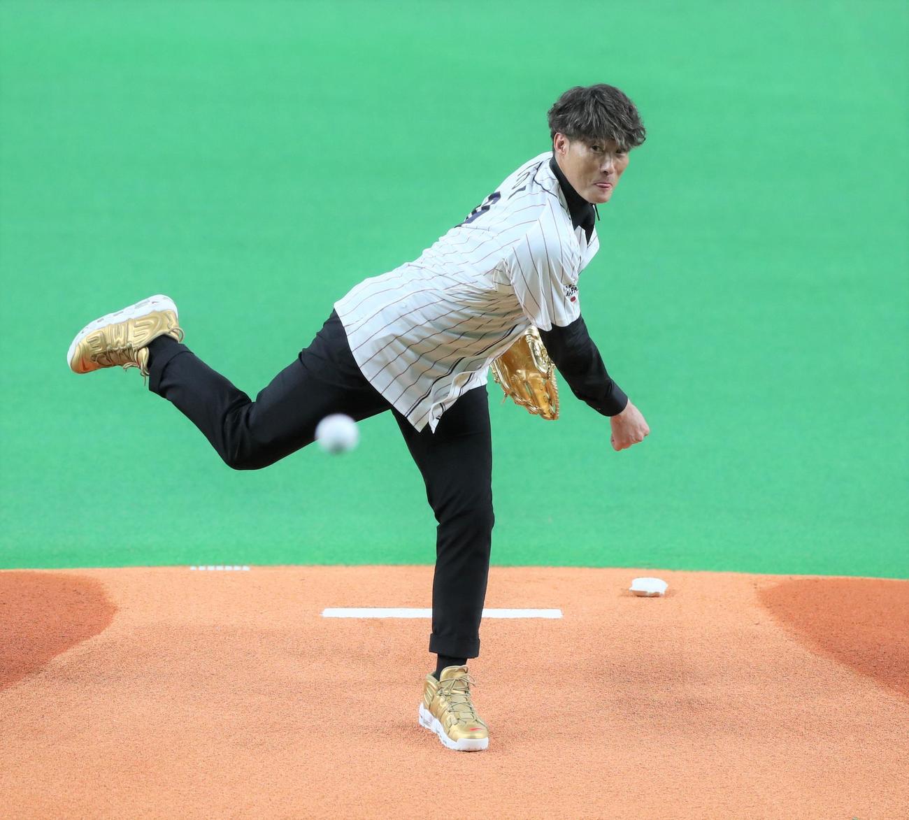 日本－オーストラリア戦で始球式を行う糸井氏（撮影・黒川智章）