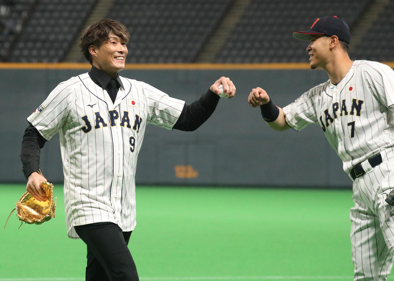 日本対オーストラリア　始球式を終えグータッチを交わす糸井氏（左）と佐藤輝（撮影・佐藤翔太）