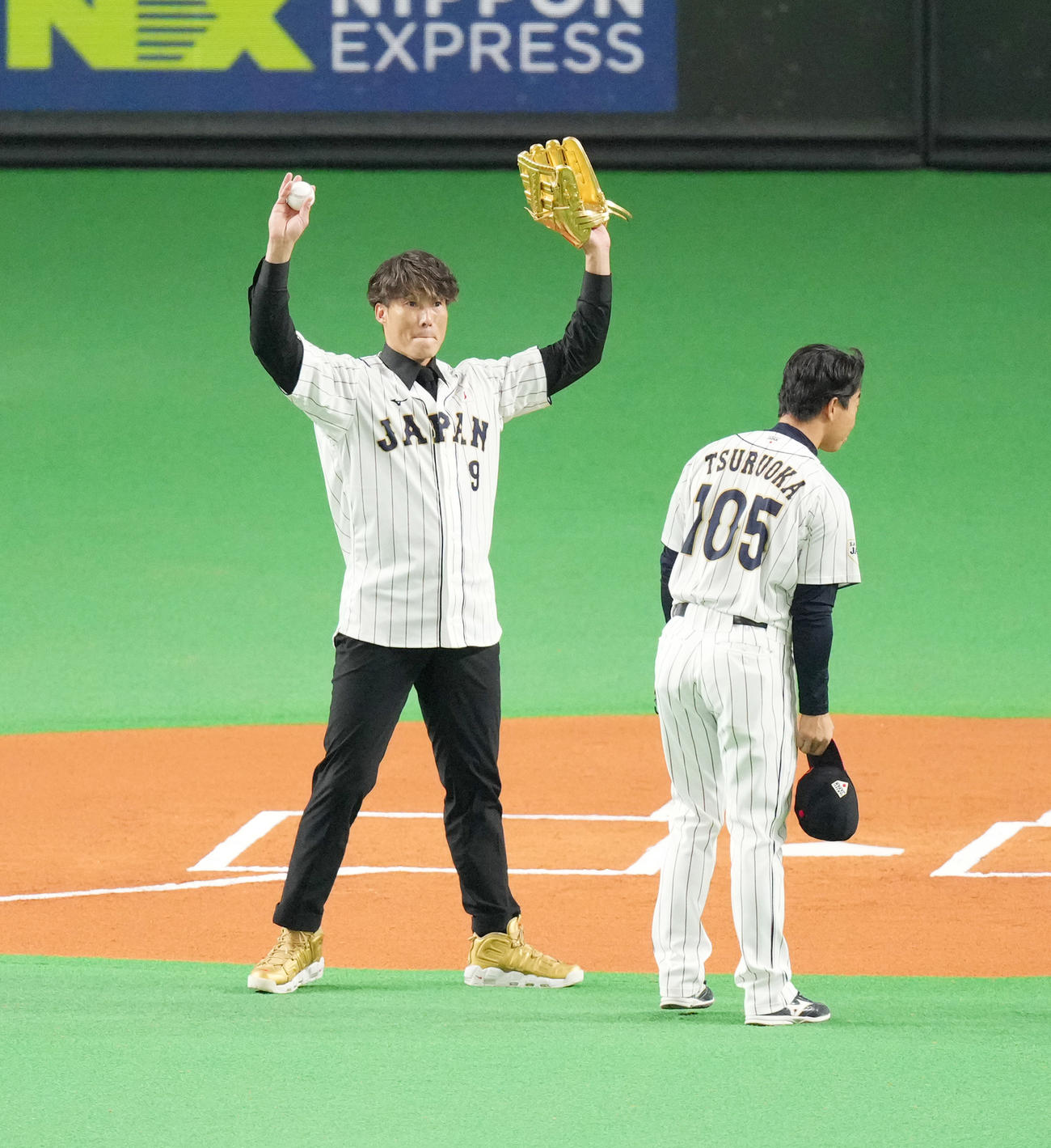 日本対オーストラリア　始球式を務め、ファンの歓声に応える糸井氏。右は鶴岡（撮影・菅敏）