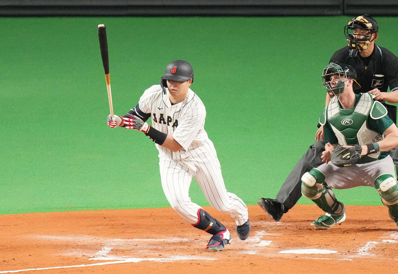 日本対オーストラリア　2回裏無死、一塁内野安打を放つ村上（撮影・菅敏）
