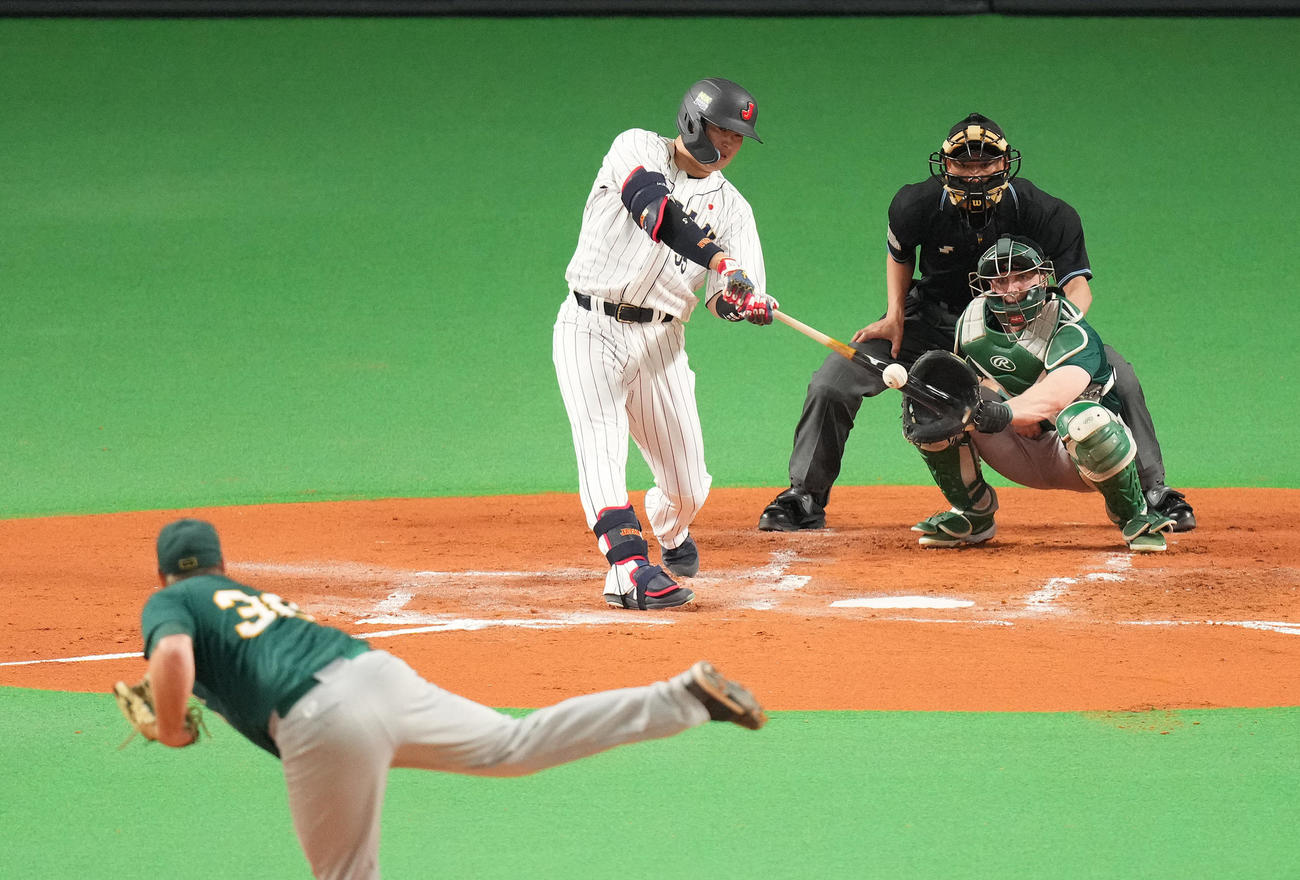 日本対オーストラリア　2回裏無死、一塁内野安打を放つ村上宗隆。投手ソーポルド（撮影・菅敏）