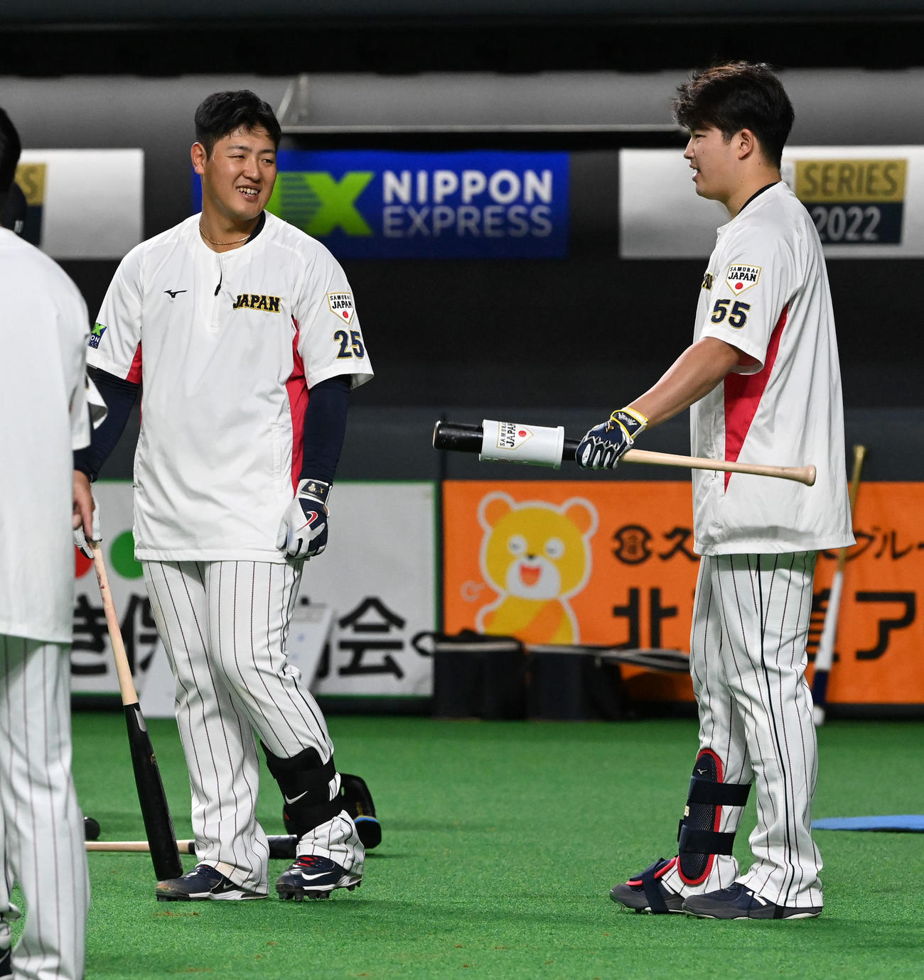 日本対オーストラリア　打撃練習で笑顔を見せる岡本（左）と村上（撮影・前岡正明）