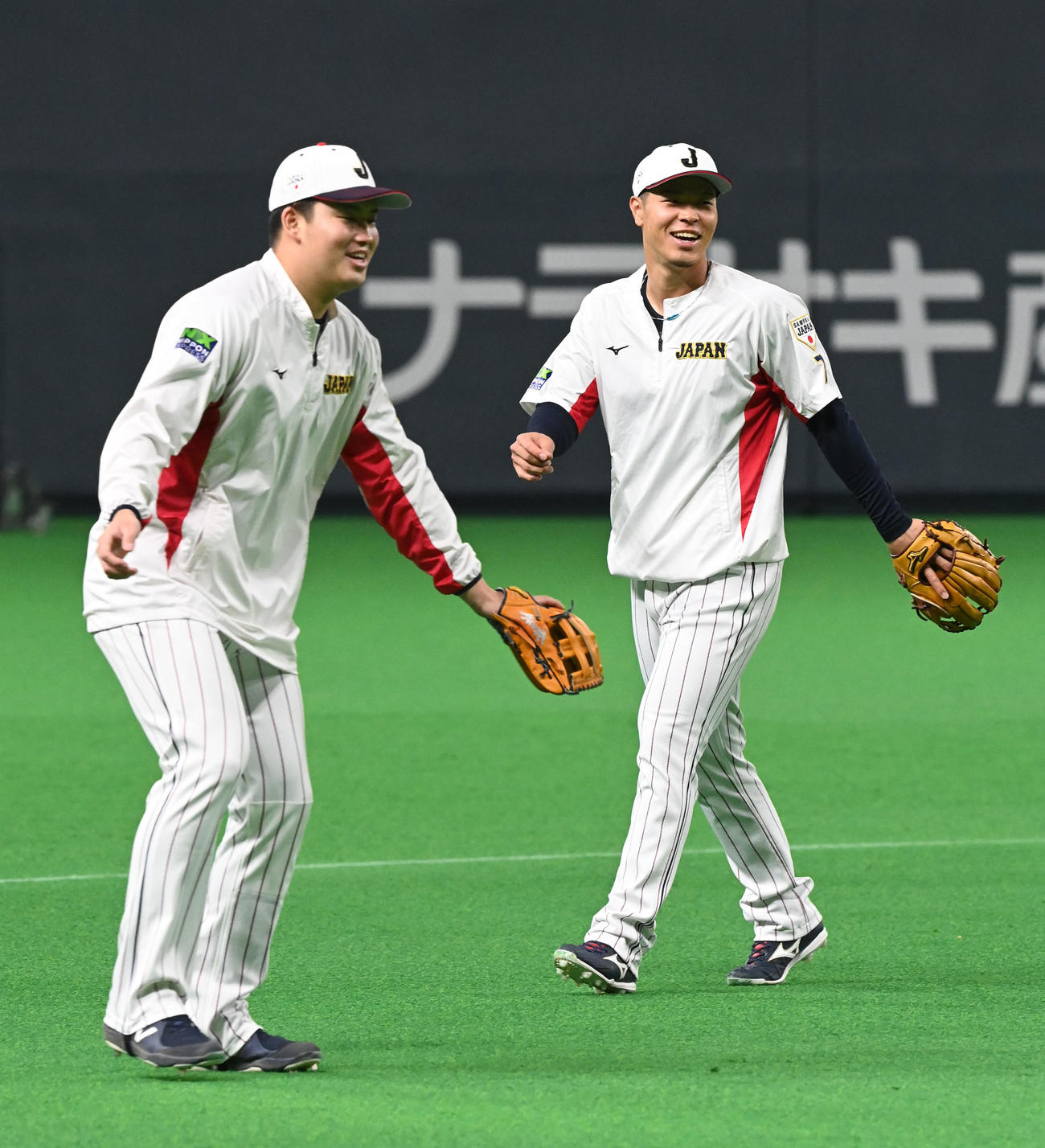日本対オーストラリア　笑顔で三塁ノックを受ける村上（左）と佐藤輝（撮影・前岡正明）