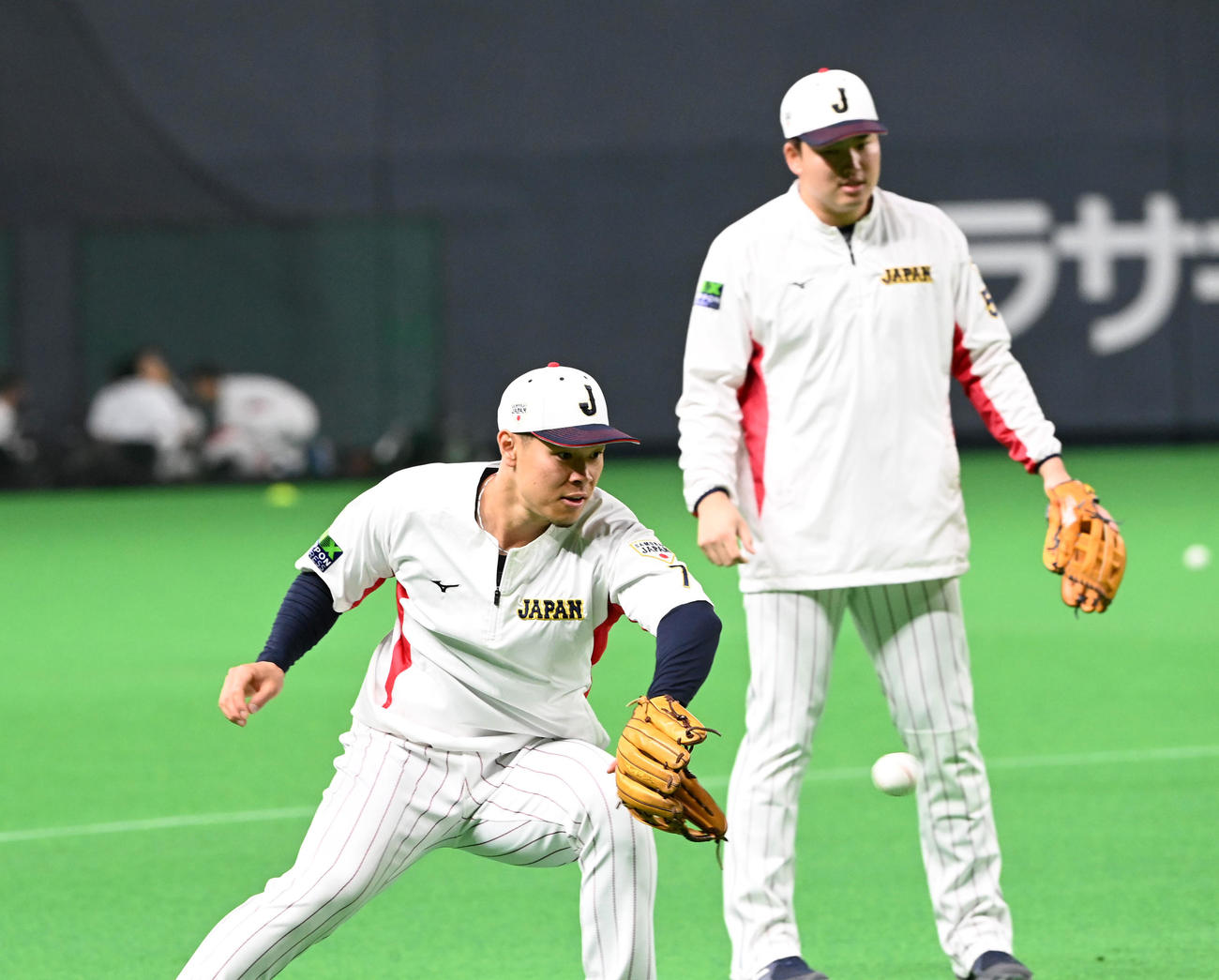 日本対オーストラリア　三塁でノックを受ける佐藤輝（左）と村上（撮影・前岡正明）