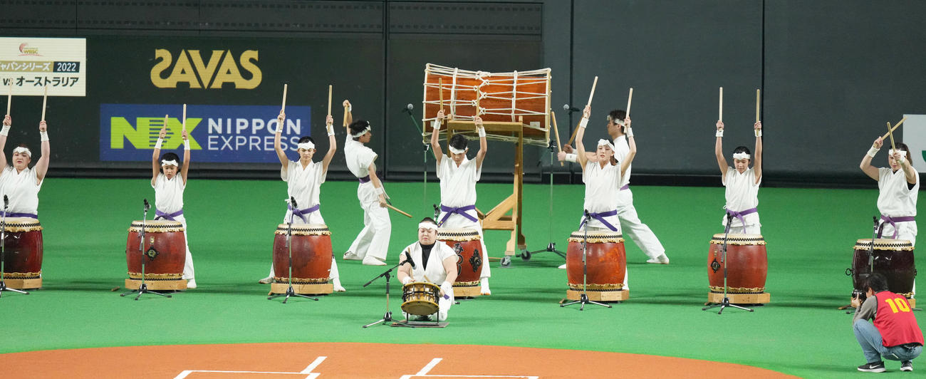 日本対オーストラリア　試合前のセレモニーで会場を盛り上げる栗山みのり太鼓（撮影・菅敏）