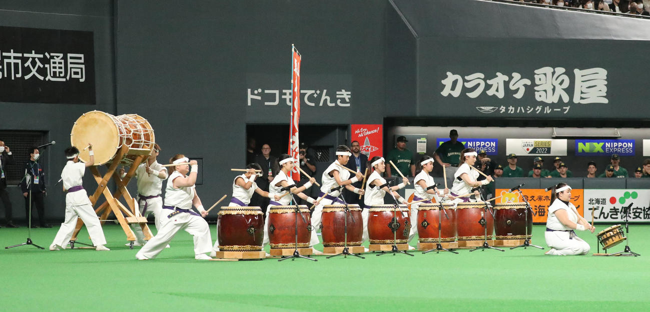 日本対オーストラリア　試合前、栗山みのり太鼓が披露される（撮影・佐藤翔太）