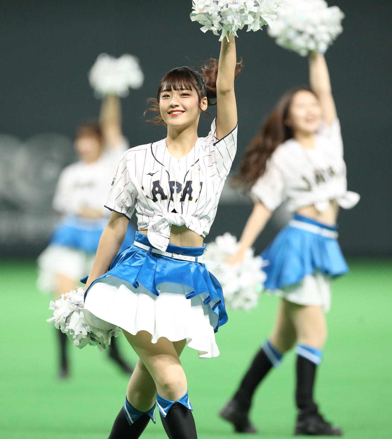 日本対オーストラリア　試合前、ダンスで会場を盛り上げるファイターズガールの工藤彩音さん（撮影・佐藤翔太）