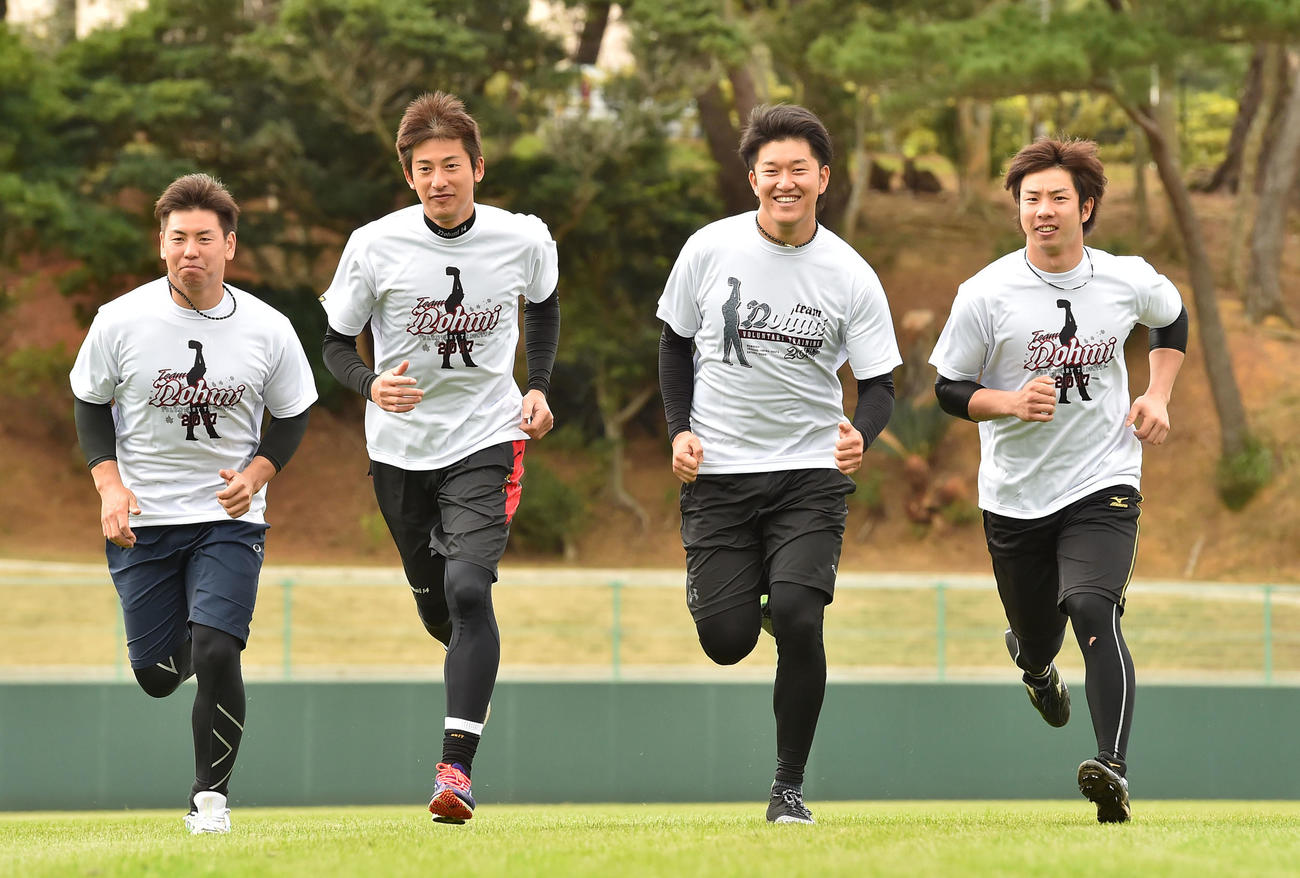 17年1月、自主トレで能見Tシャツを着てダッシュする、左から梅野、能見、岩貞、緒方