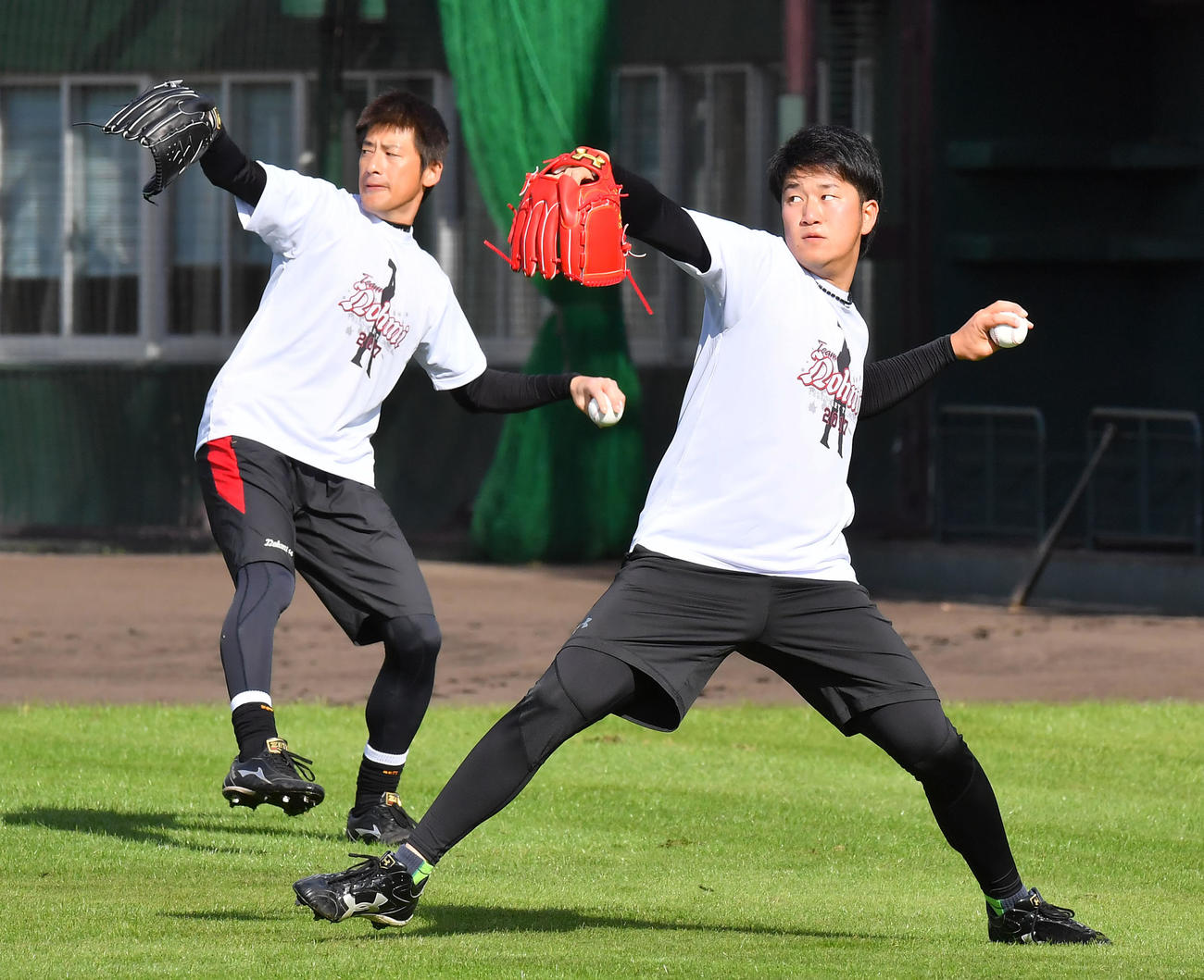 17年1月、自主トレで能見Tシャツを着てキャッチボールする岩貞（右）と能見