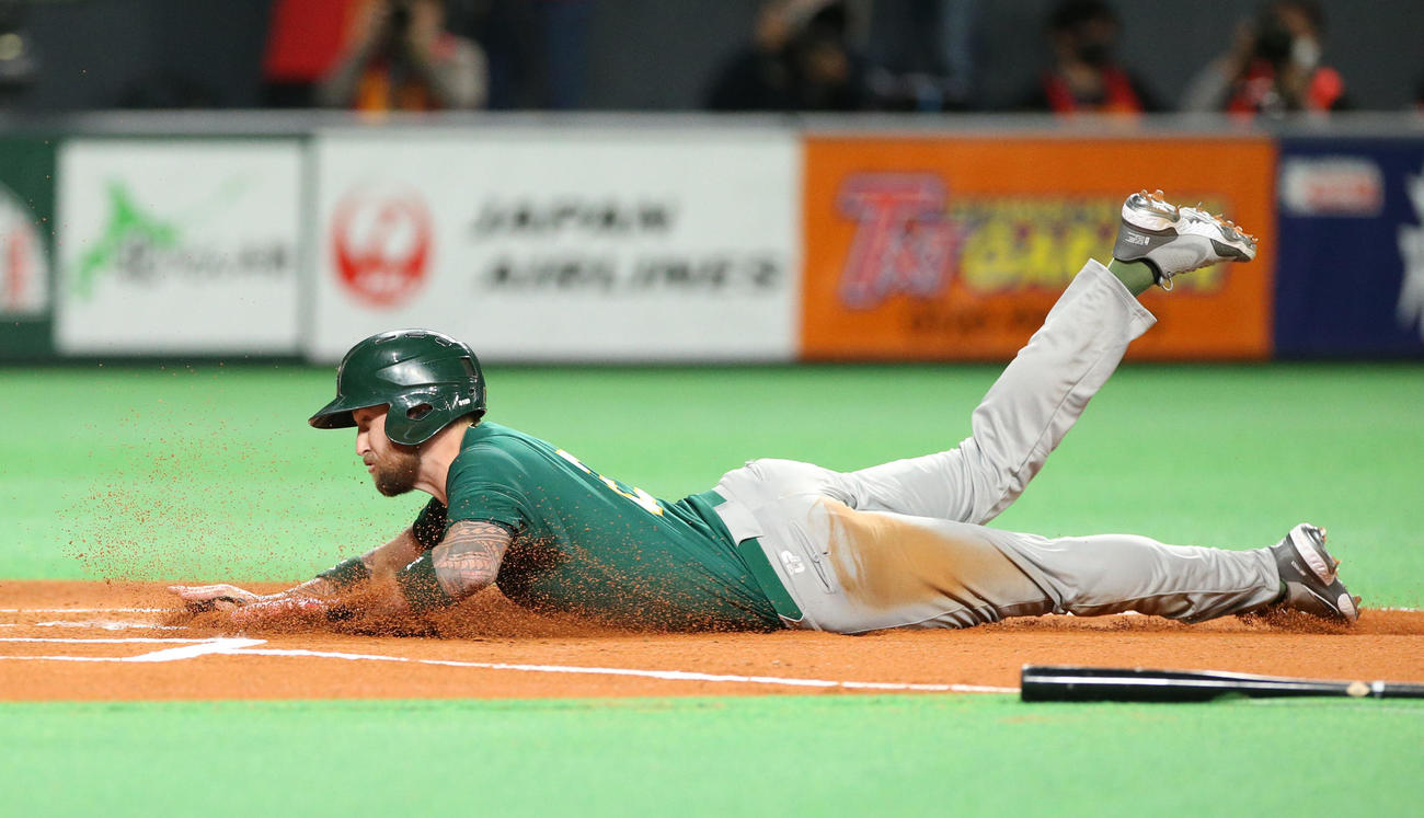 日本対オーストラリア　1回表オーストラリア1死一塁、佐藤輝明の悪送球でボールが逸れた間に生還する一走ホワイトフィールド（撮影・佐藤翔太）