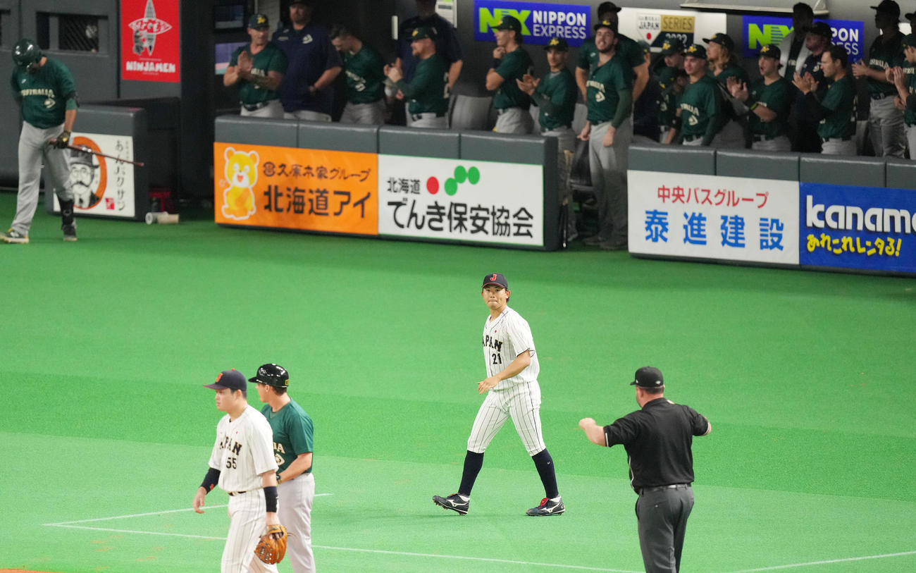 日本対オーストラリア　1回表オーストラリア1死一塁、グレンディニングの右前打で佐藤輝明が悪送球し、失点を許した今永（中央）は肩を落とす（撮影・菅敏）