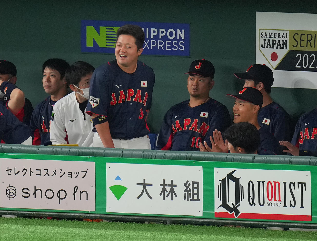 11月6日、巨人対日本代表　試合前、円陣の声だしを務めた佐藤輝（手前右）と談笑する牧（左から3人目）