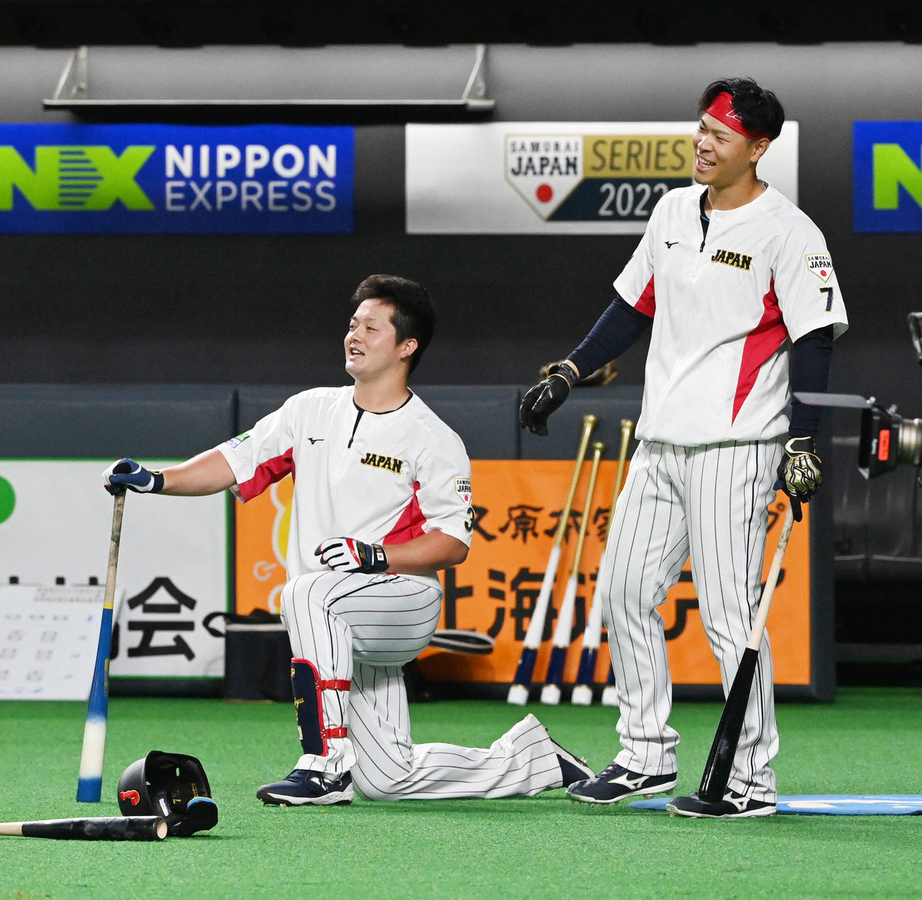 日本対オーストラリア　打撃練習で笑顔を見せる牧（左）と佐藤輝（撮影・前岡正明）