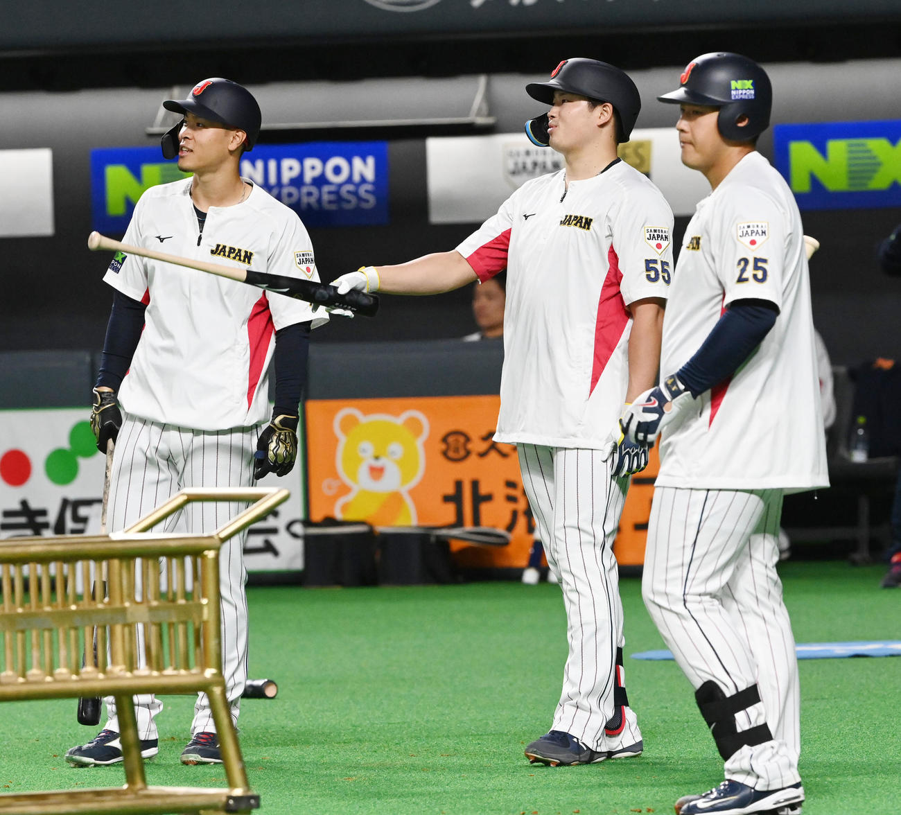 日本対オーストラリア　打撃練習を行う左から佐藤輝、牧、岡本（撮影・前岡正明）