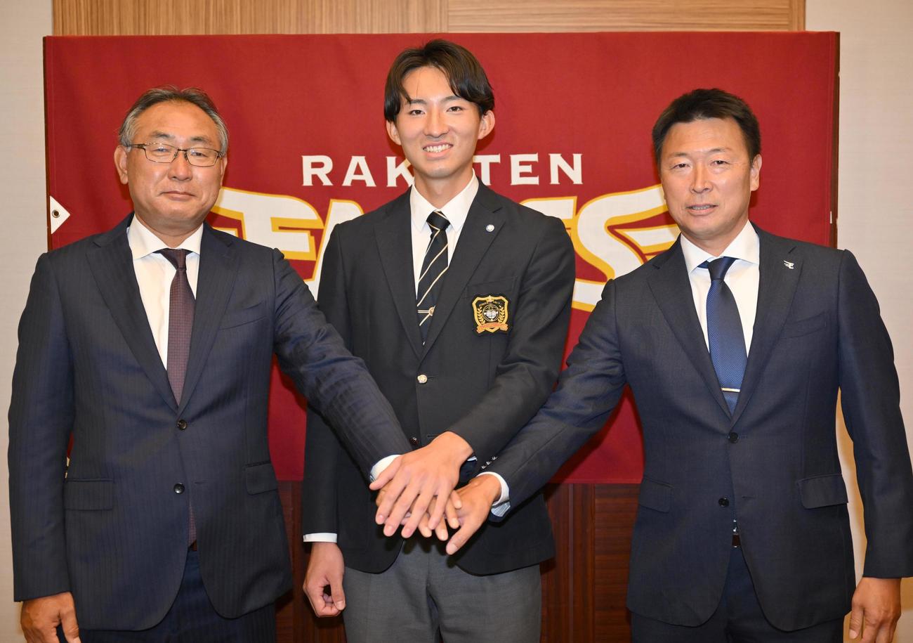 入団交渉を終えた（左から）後関昌彦スカウト部長、ドラフト1位の立大・荘司康誠（代表撮影）