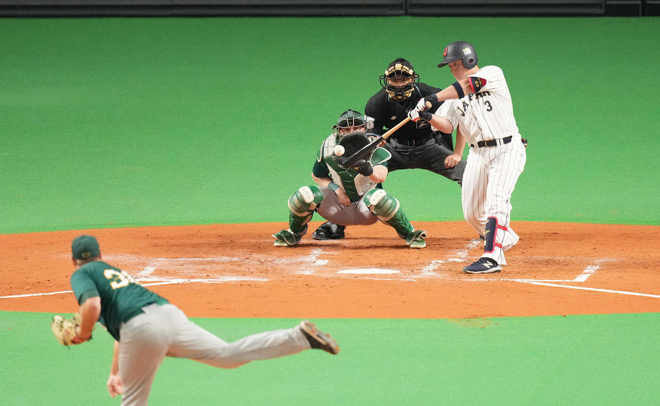 日本対オーストラリア　2回裏日本無死一塁、右前打を放つ牧。投手ソーポルド（撮影・菅敏）