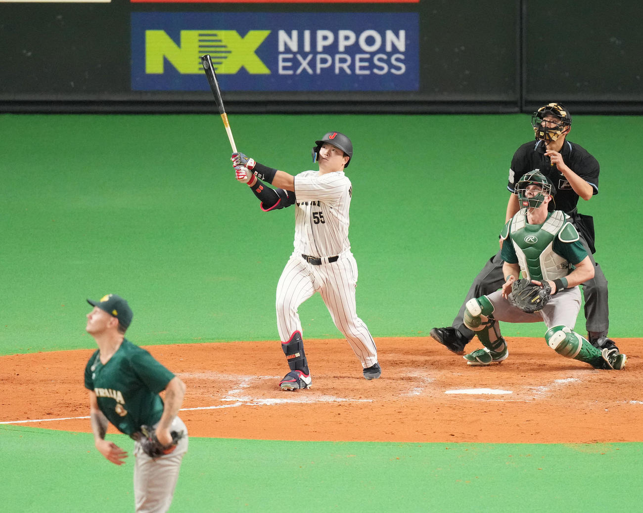 日本対オーストラリア　5回裏日本2死一塁、右越え2点本塁打を放つ村上（撮影・菅敏）