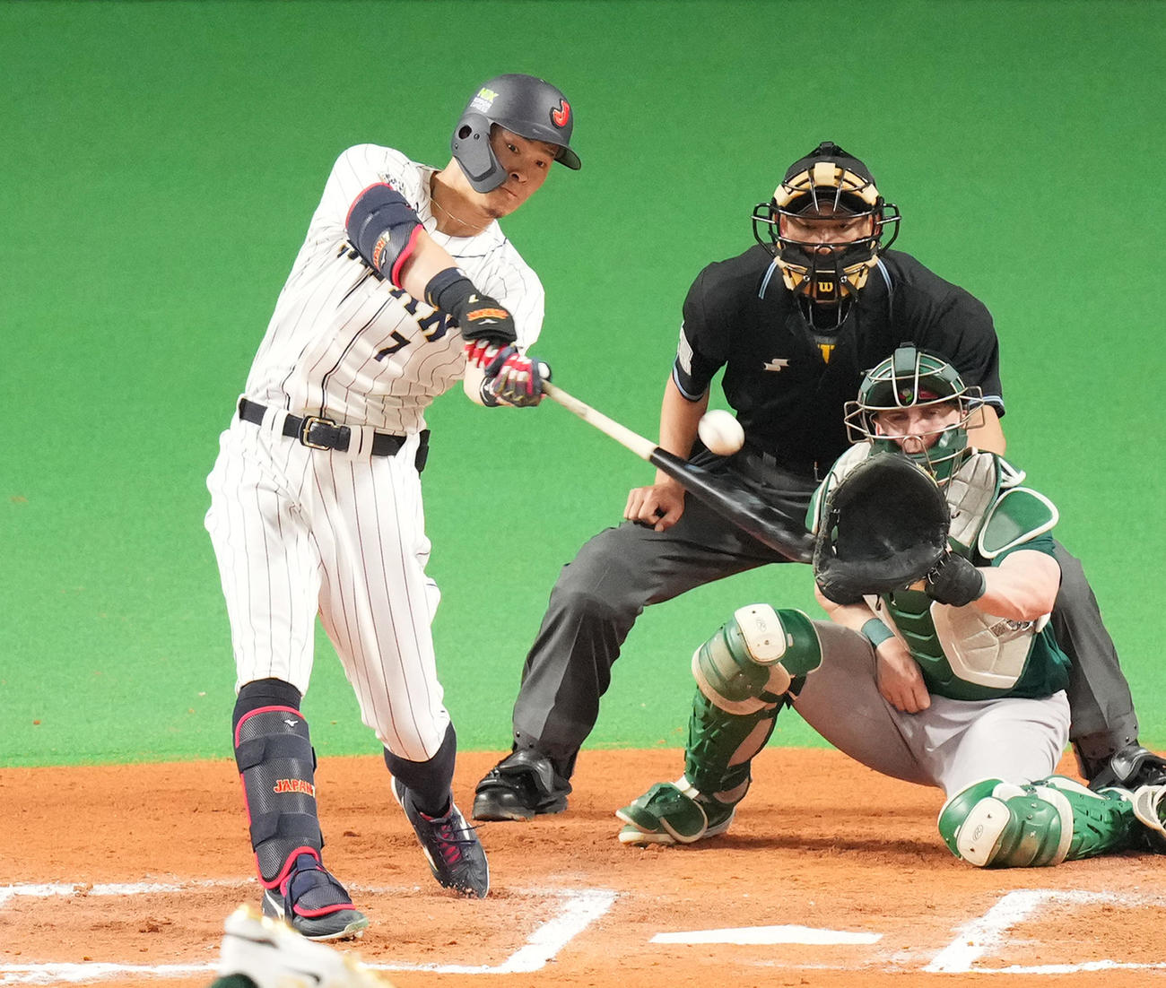 日本対オーストラリア　6回裏日本無死一、二塁、中適時二塁打を放つ佐藤輝（撮影・菅敏）
