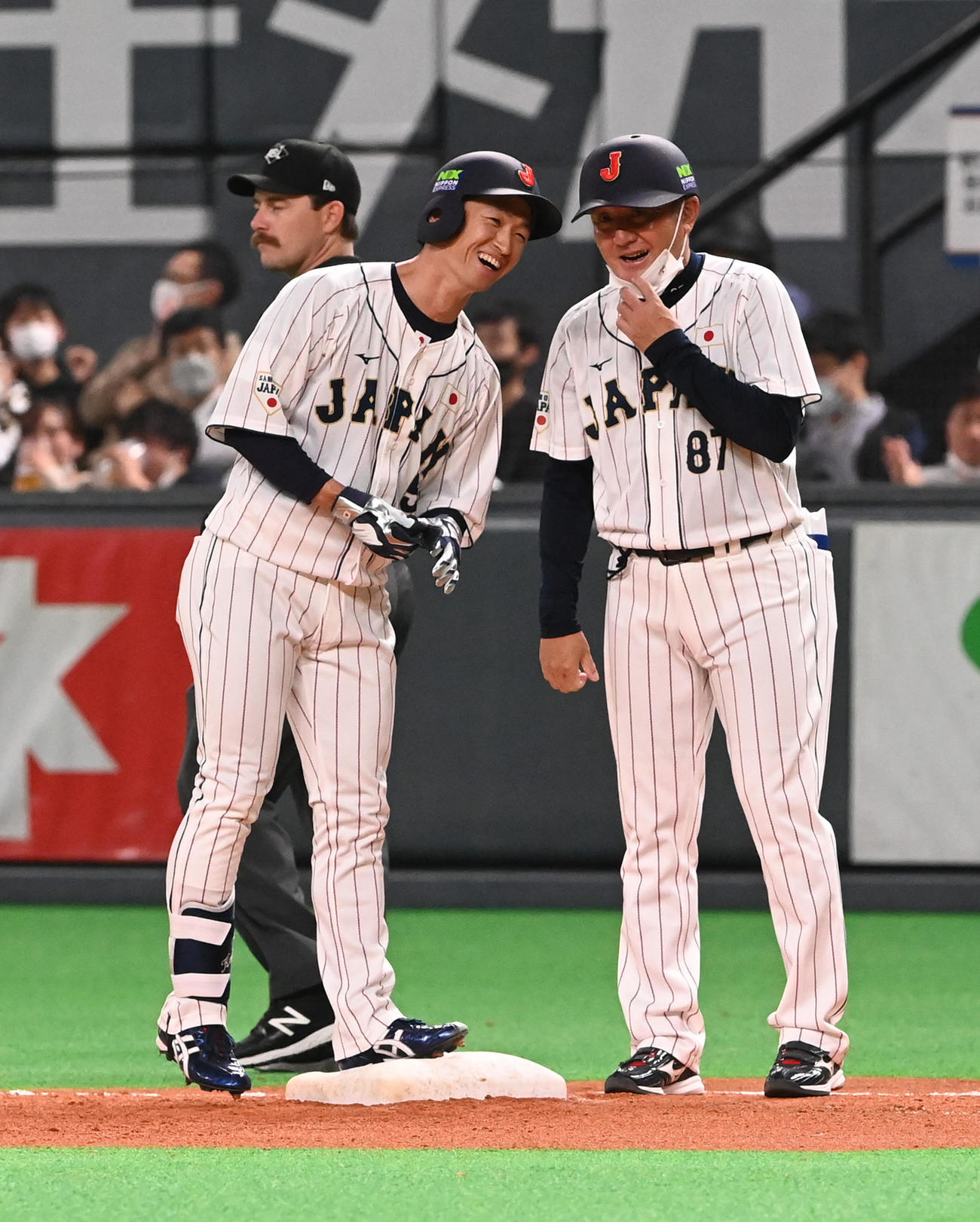 日本対オーストラリア　6回裏日本1死二、三塁、近本（左）は2点適時打を放ち、清水コーチと笑顔を見せる（撮影・前岡正明）