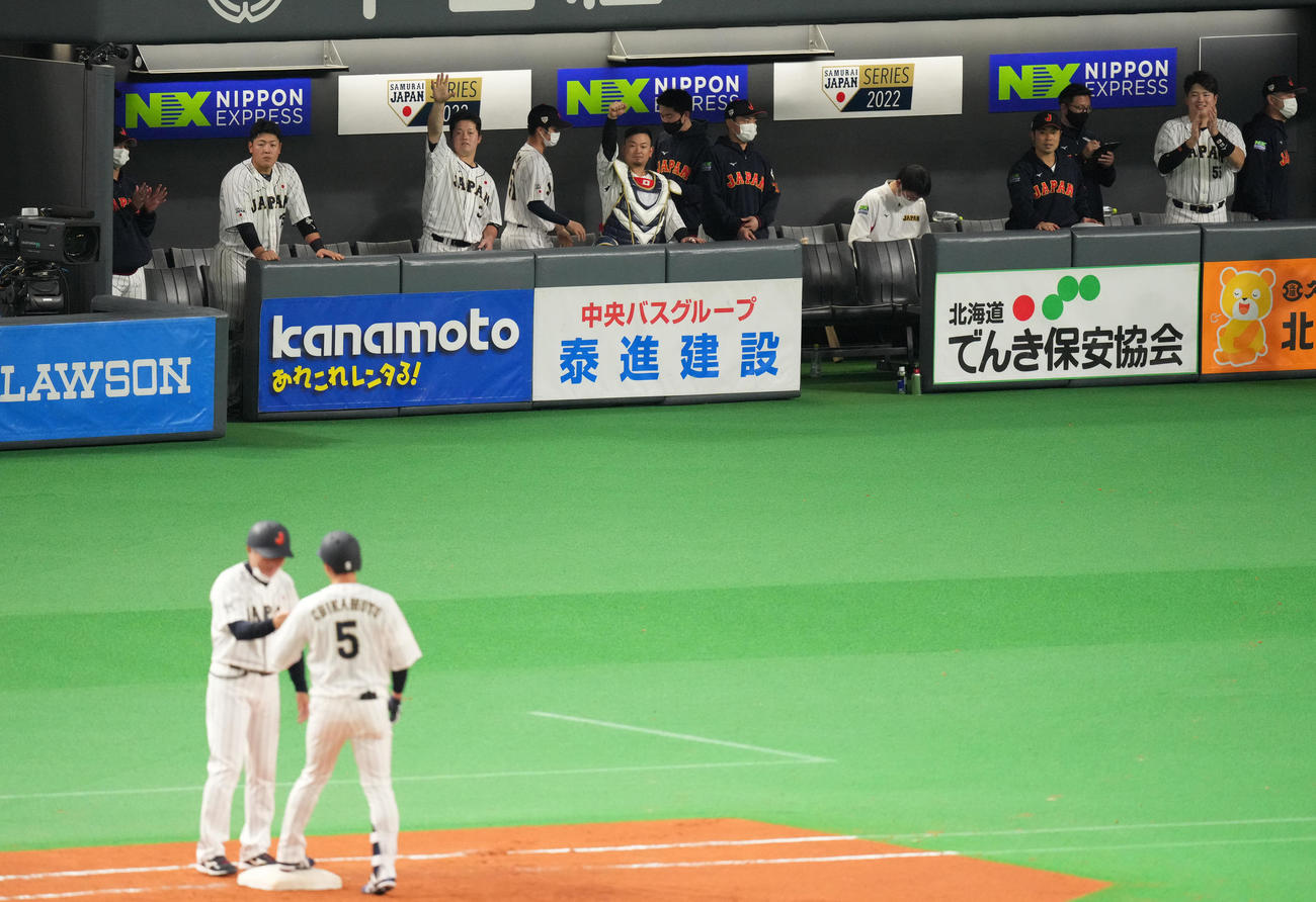 日本対オーストラリア　6回裏日本1死二、三塁、近本（手前）の左2点適時打に盛り上がる日本ベンチ（撮影・菅敏）
