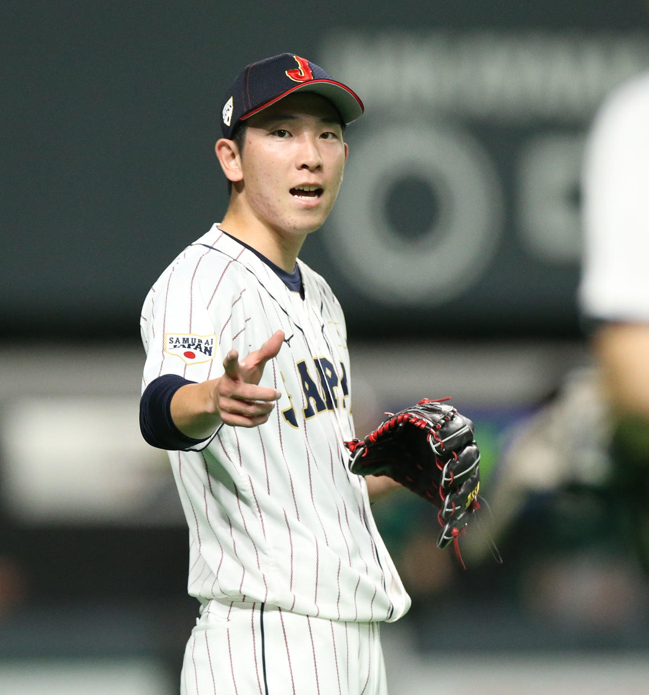 日本対オーストラリア　6回表を無失点に抑え、ナインを出迎えながらベンチに戻る戸郷（撮影・佐藤翔太）