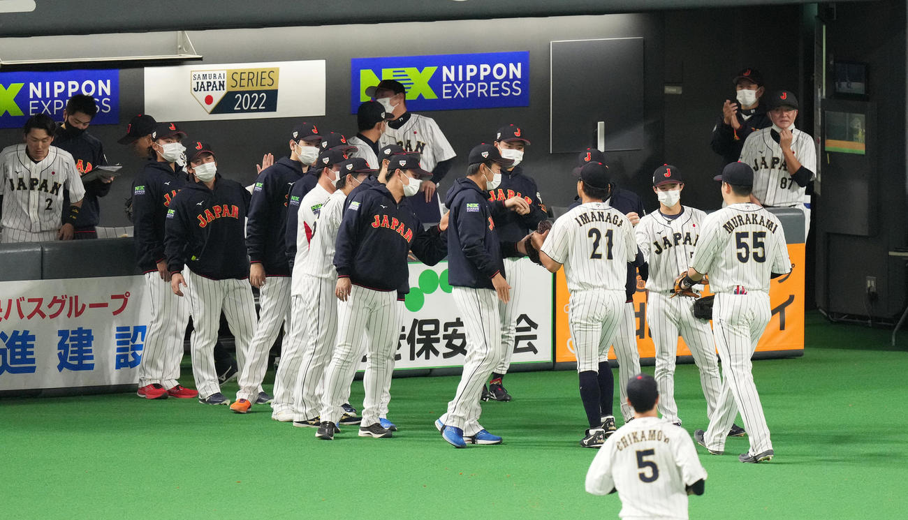 日本対オーストラリア　4回の投球を終え、ナインに迎えられる今永（右から3人目）（撮影・菅敏）
