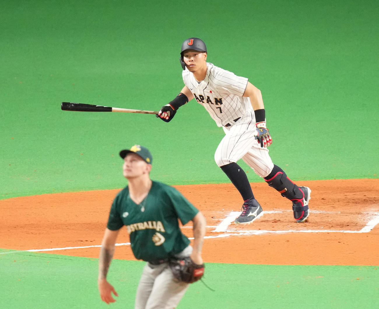 日本対オーストラリア　6回裏日本無死一、二塁、中適時二塁打を放つ佐藤輝（撮影・菅敏）