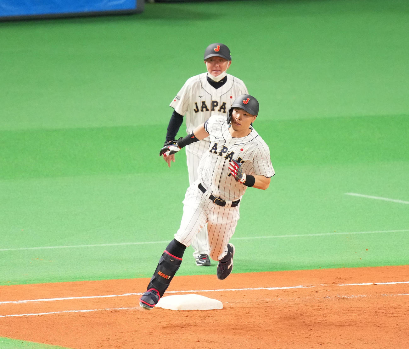 日本対オーストラリア　6回裏日本無死一、二塁、中適時二塁打を放ち、一塁を駆け回る佐藤輝（撮影・菅敏）