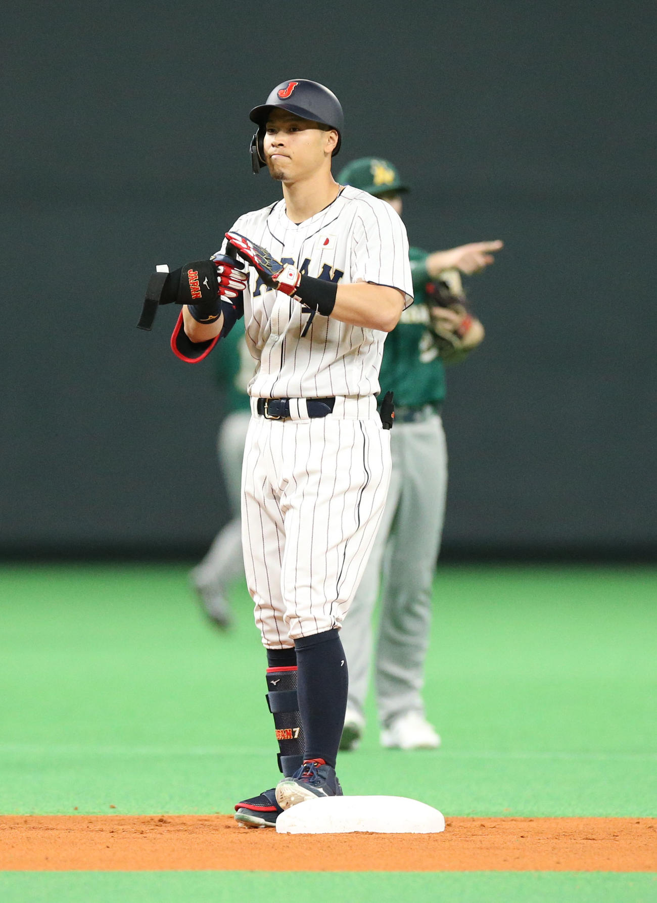 日本対オーストラリア　6回裏日本無死一、二塁、佐藤輝は適時二塁打を放ち手をたたく（撮影・佐藤翔太）