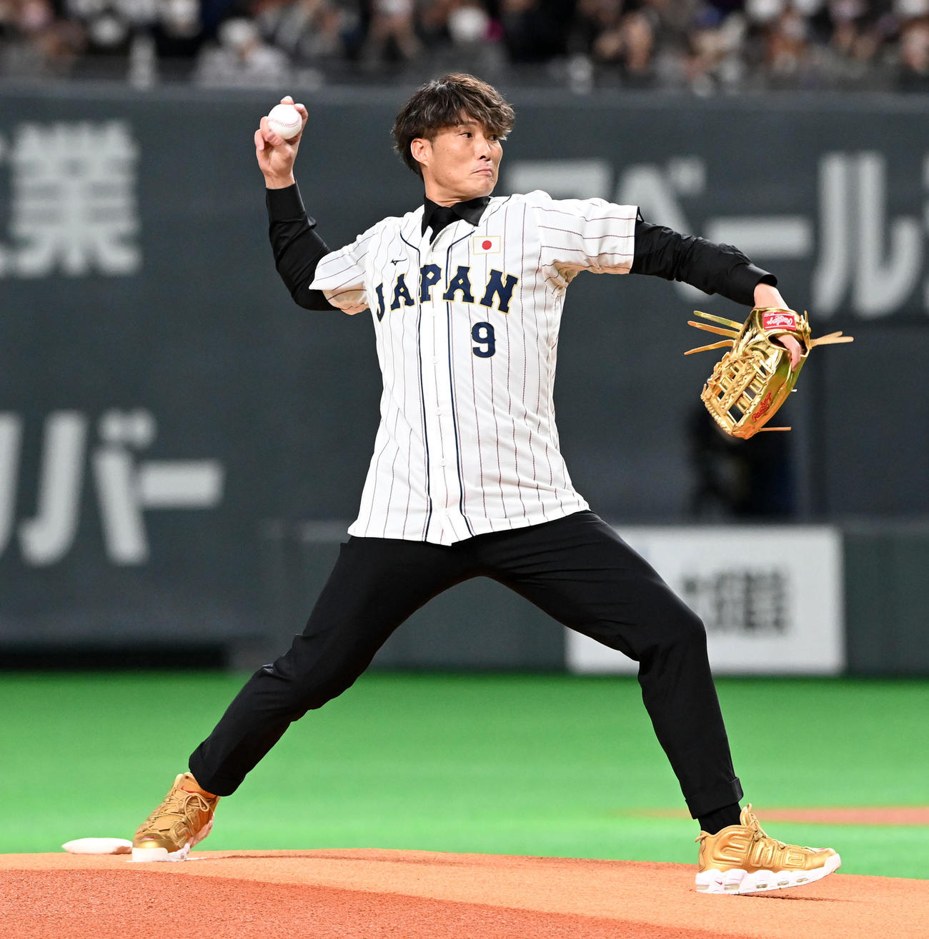 日本対オーストラリア　始球式を務めた糸井嘉男氏（撮影・前岡正明）