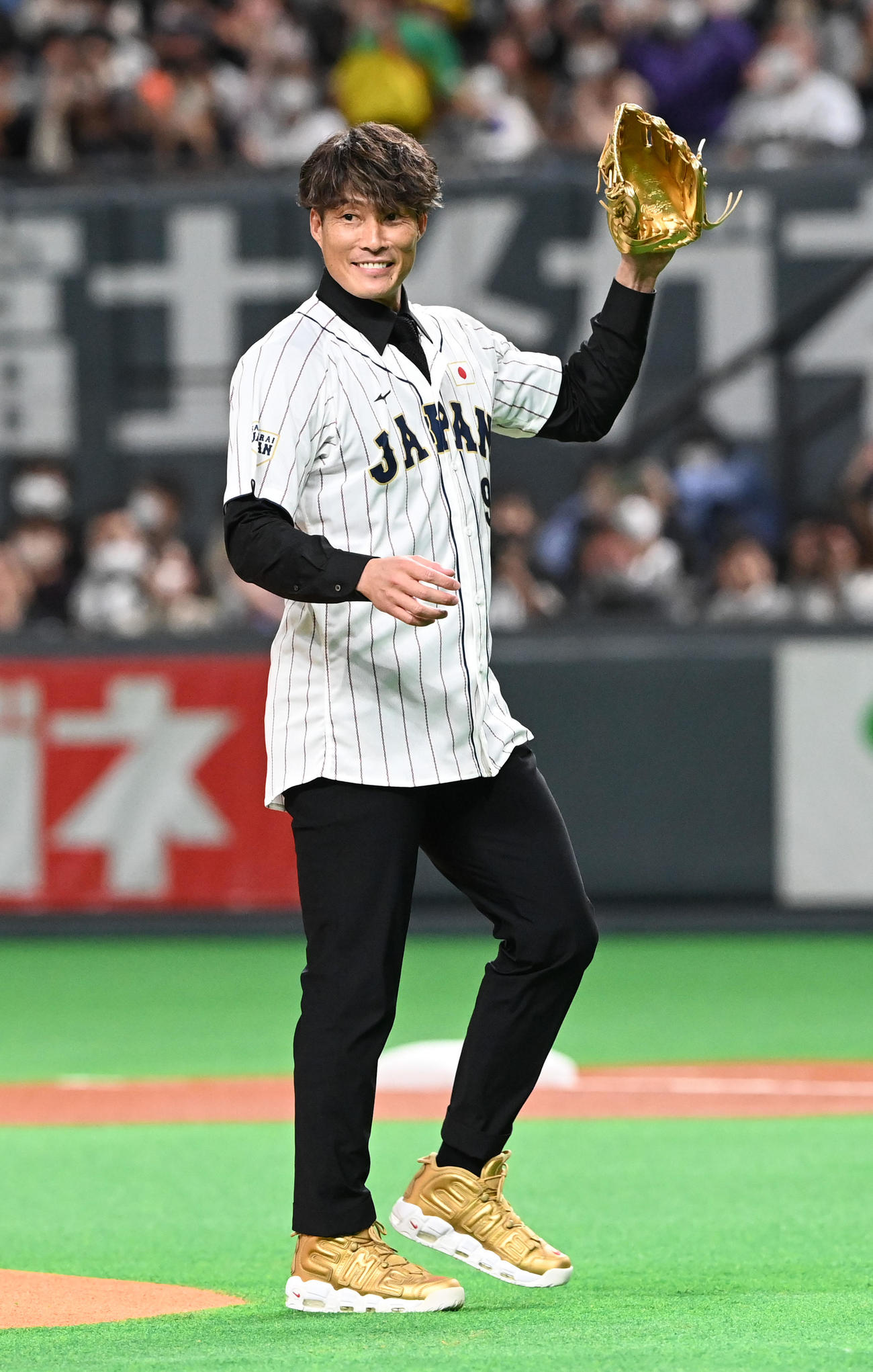日本対オーストラリア戦で始球式を務めた糸井嘉男氏（撮影・前岡正明）
