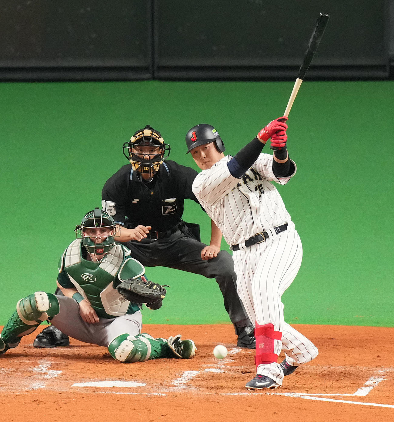 日本対オーストラリア　2回裏日本1死二、三塁、中2点適時打を放つ岡本和（撮影・菅敏）