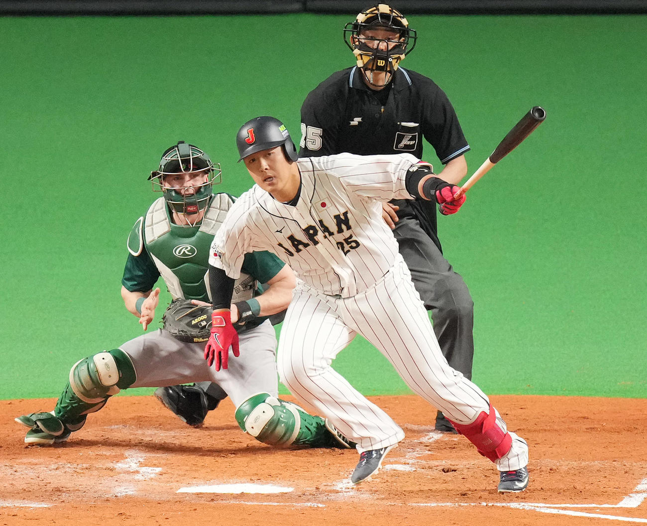 日本対オーストラリア　2回裏日本1死二、三塁、中2点適時打を放つ岡本和（撮影・菅敏）