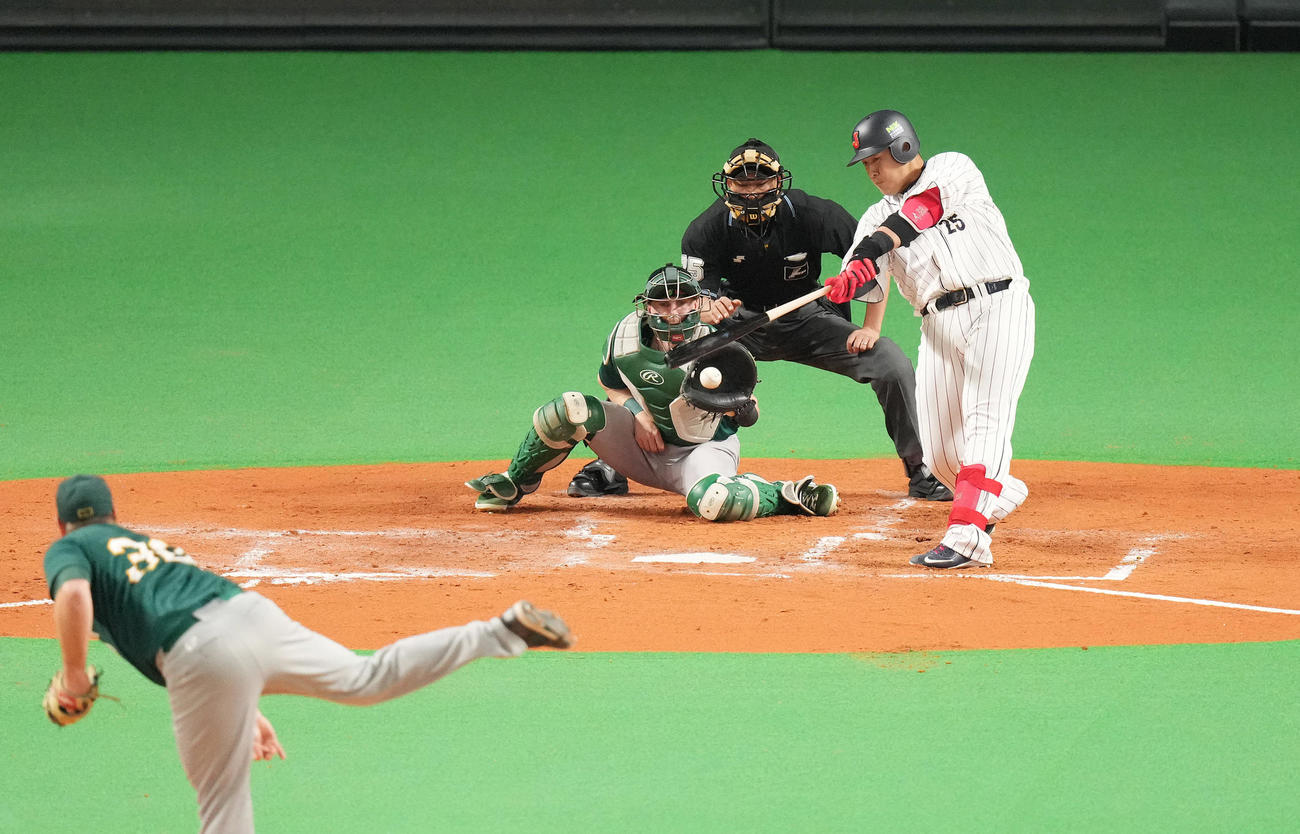 日本対オーストラリア　2回裏日本1死二、三塁、中2点適時打を放つ岡本和。投手ソーポルド（撮影・菅敏）
