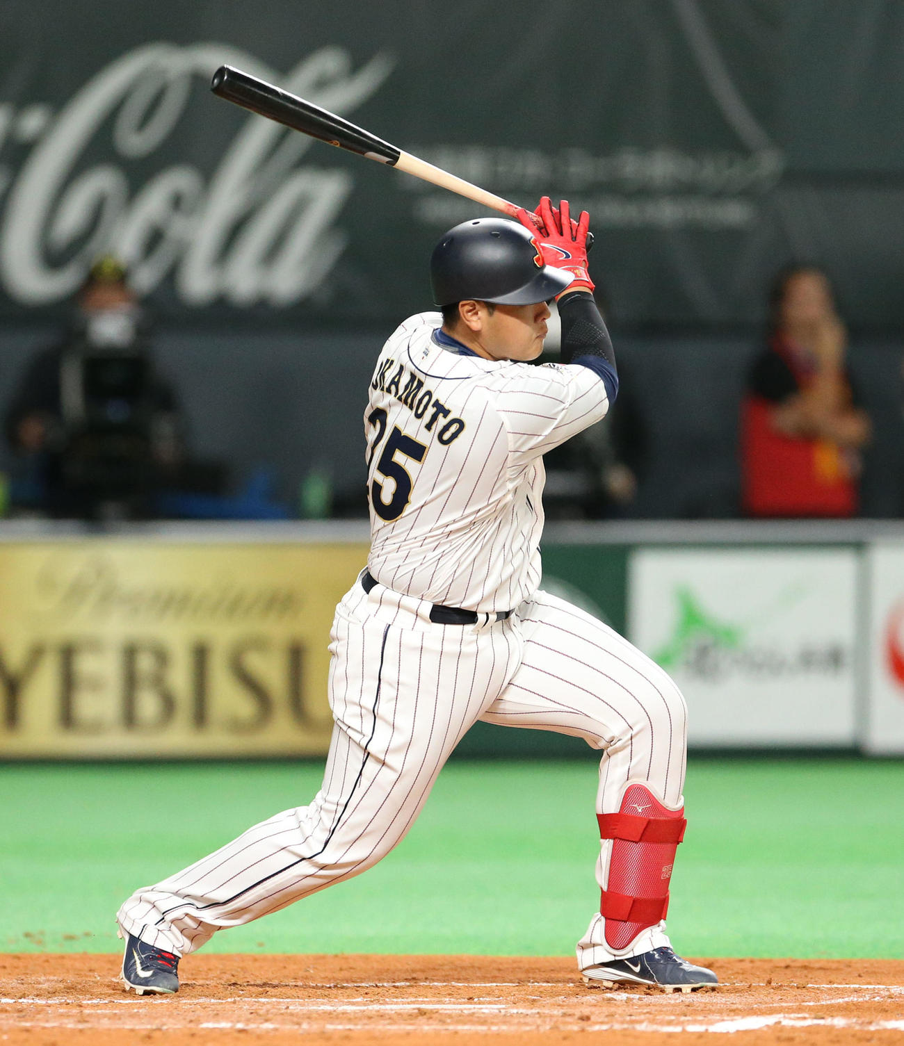 日本対オーストラリア　2回裏日本1死二、三塁、岡本和は逆転となる中前2点適時打を放つ（撮影・佐藤翔太）