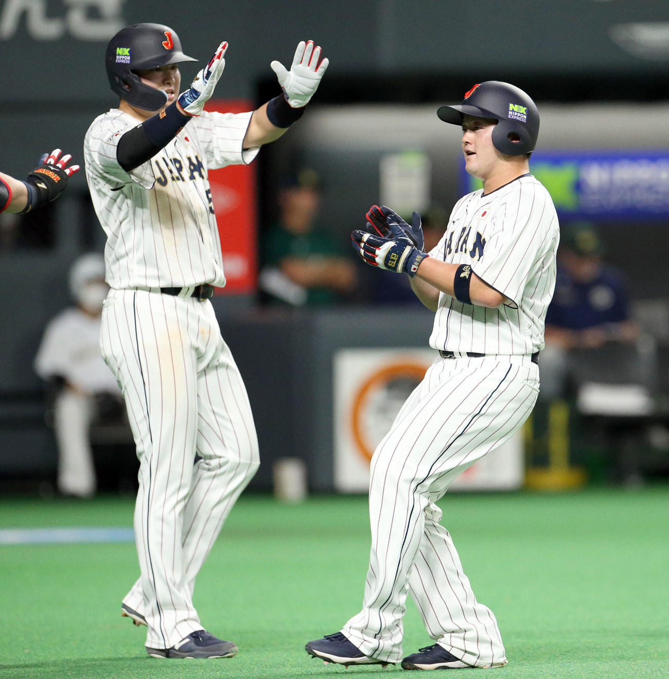 日本対オーストラリア　2回裏日本1死二、三塁、岡本和の中2点適時打で生還し、喜ぶ村上（左）と牧（撮影・佐藤翔太）