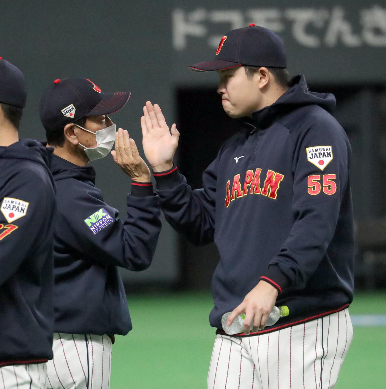 日本対オーストラリア　試合終了後、栗山監督（左）は村上を出迎える（撮影・佐藤翔太）