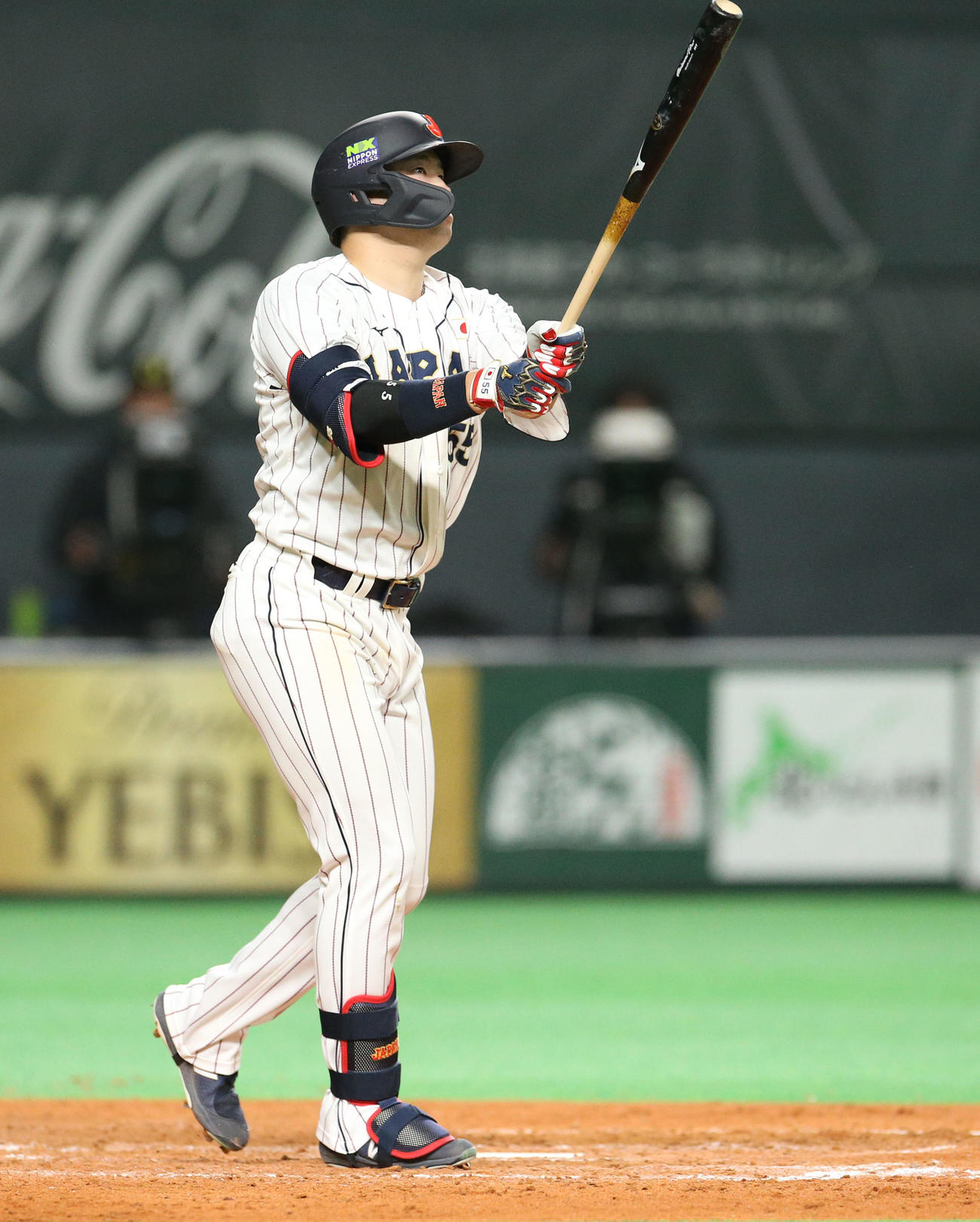 日本対オーストラリア　5回裏日本2死一塁、村上は右越え2点本塁打を放つ（撮影・佐藤翔太）