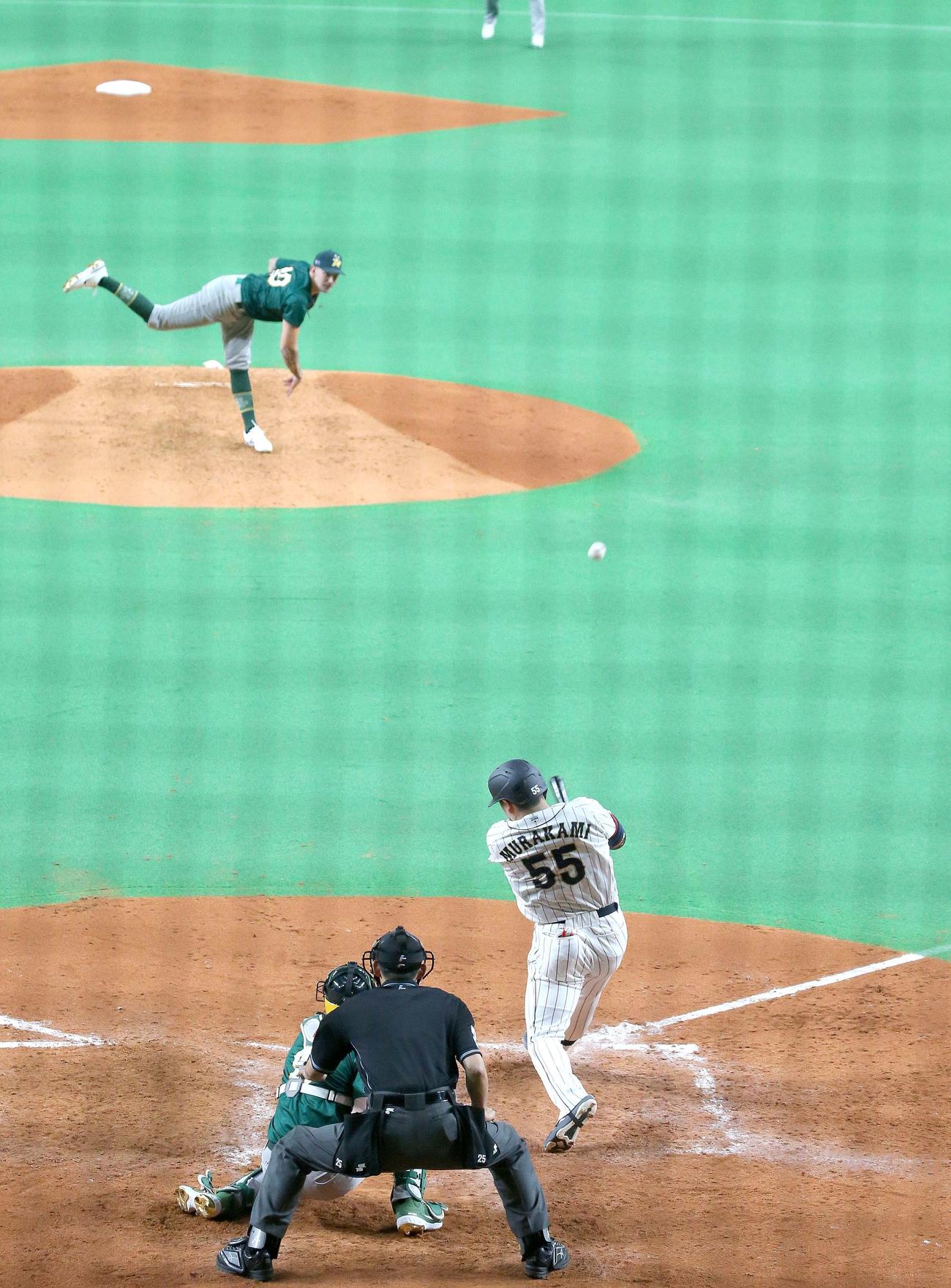 日本対オーストラリア　5回裏日本ハム2死一塁、右越え2点本塁打を放つ村上（撮影・黒川智章）