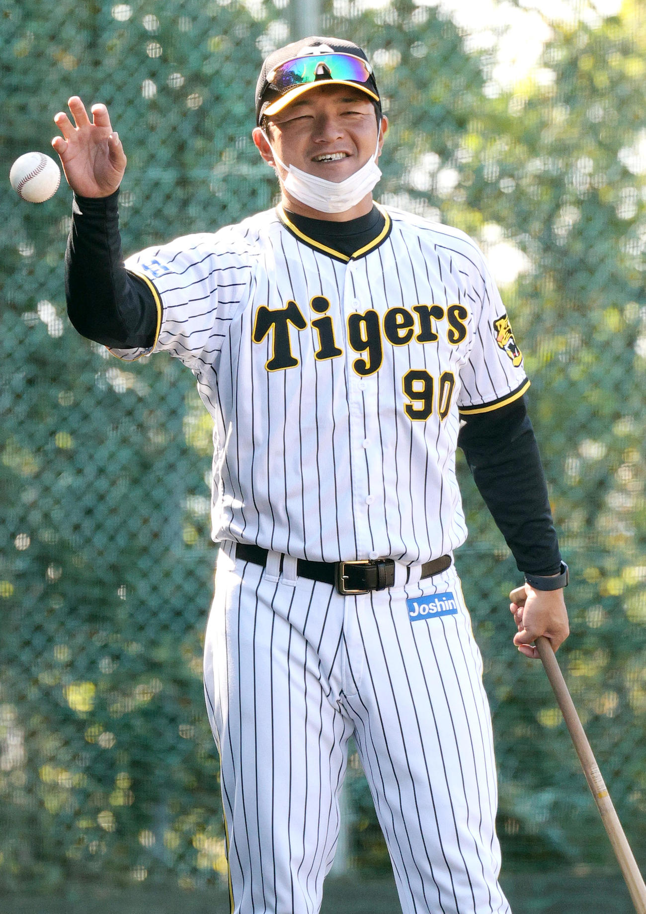5日、ノックで笑顔を見せる久保田コーチ