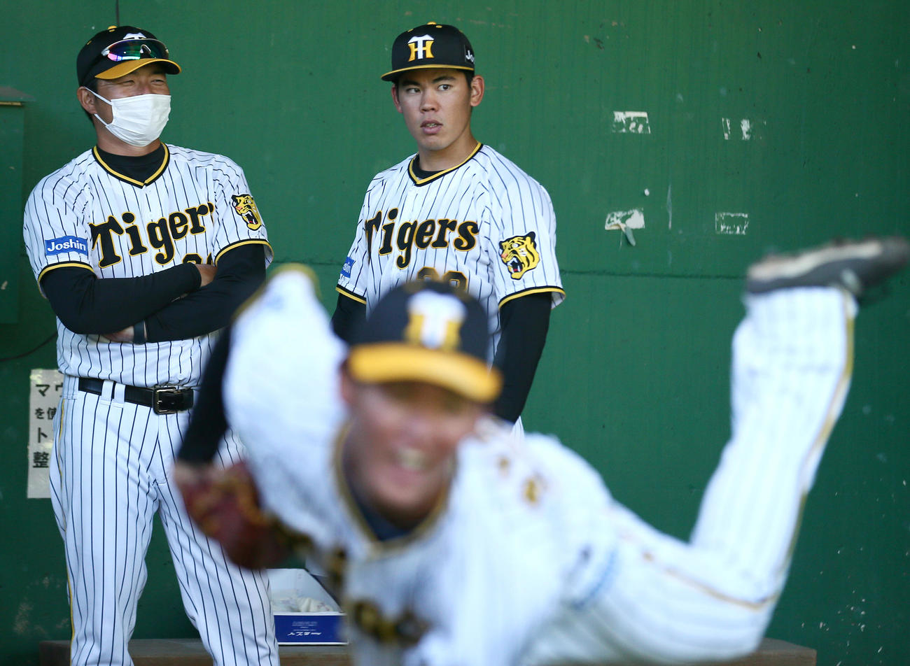 5日、久保田コーチ（左）は鈴木を指導する。手前は及川（撮影・上山淳一）