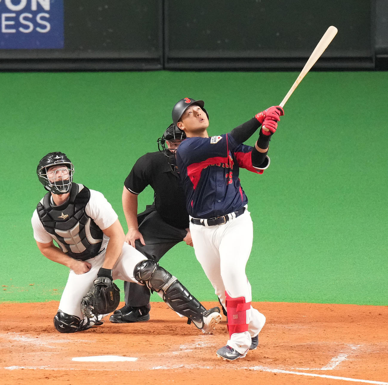 オース侍ジャパンシリーズ2022　オーストラリア対日本　5回表日本1死、左二塁打を放つ岡本和（撮影・菅敏）