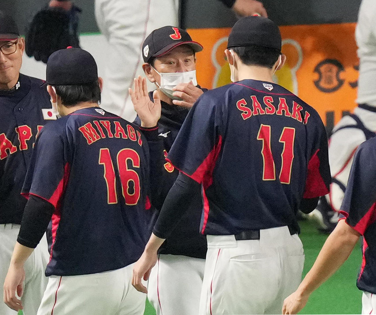 オーストラリアに勝利し、佐々木朗（右）をタッチで迎える栗山監督（中央）（撮影・菅敏）
